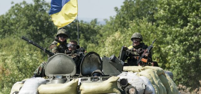La commemorazione di soldati ucraini caduti in guerra